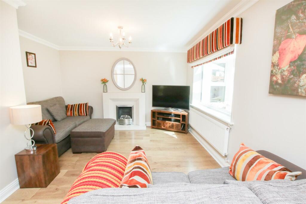 OPEN PLAN LOUNGE / DINING ROOM