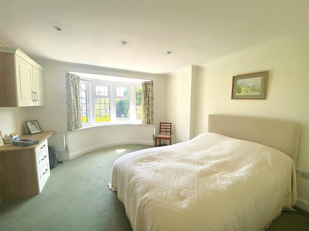 36 Terminus Ave - Bed1.jpg