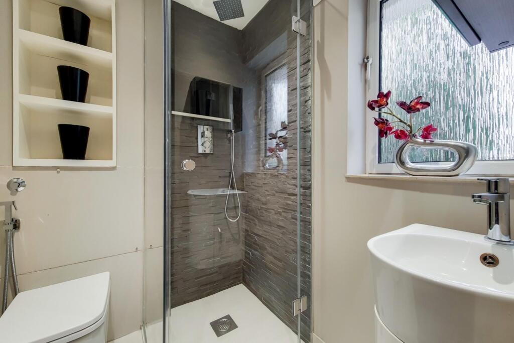 6_Shower Room 1-0.jpg