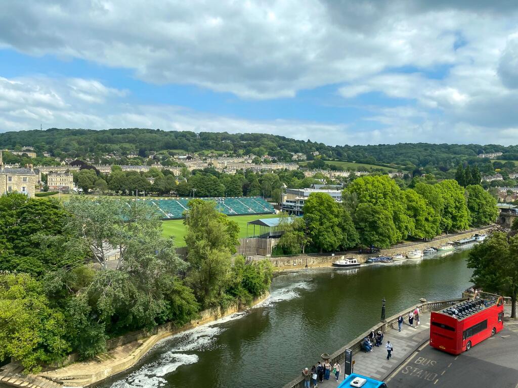 Views directly out onto The Rec and Pulteney Weir