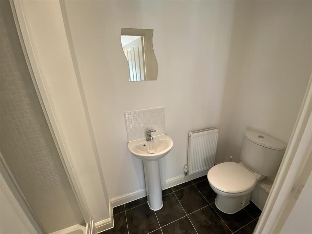 EN-SUITE SHOWER ROOM