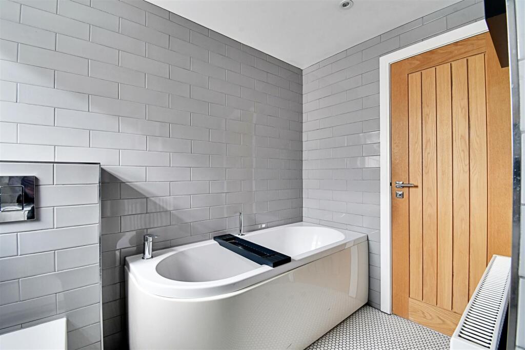 Bathroom 2.jpg