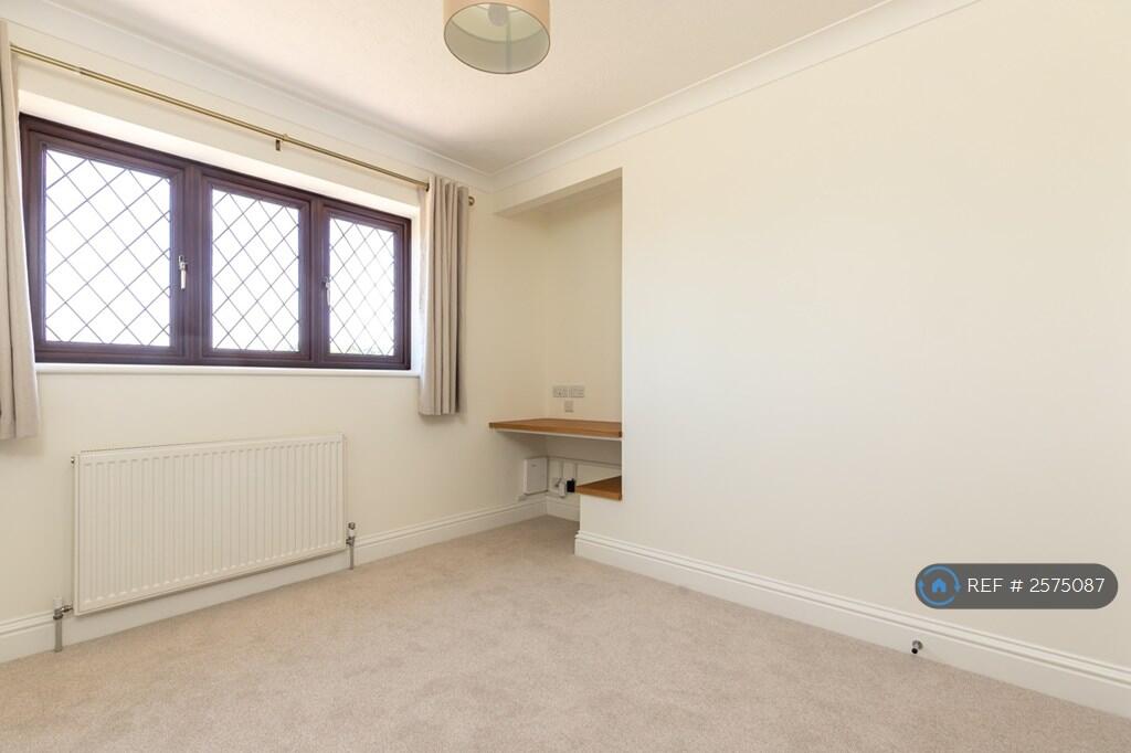 Bed 5 + Computer/Vanity Area