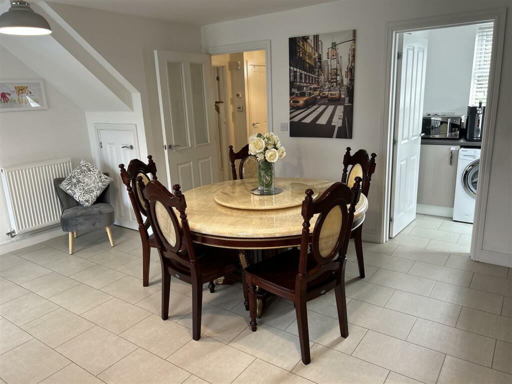 FAMILY KITCHEN DINER