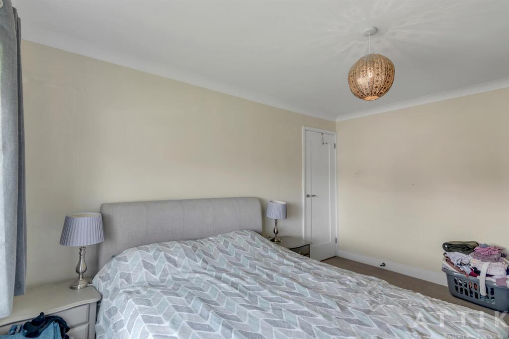 10 Queens Drive, Halesworth IP19 8DN (13).jpg