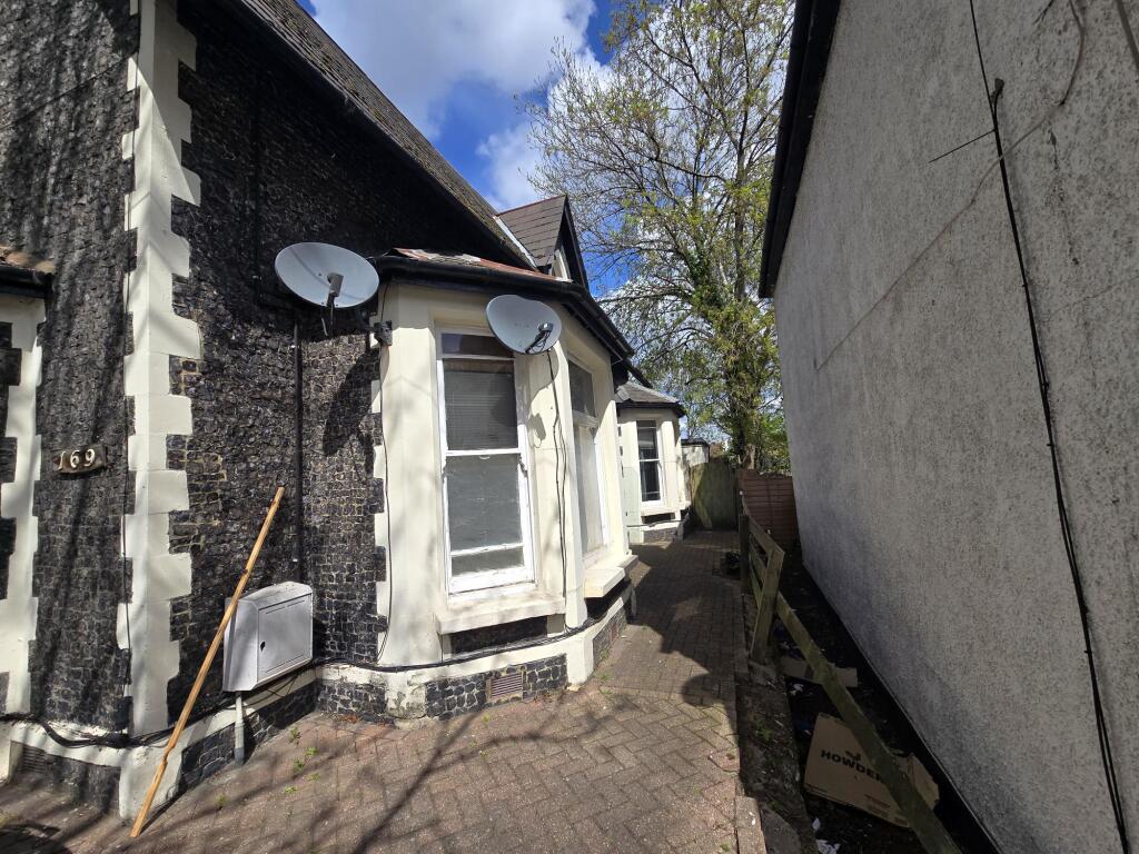 Newly Refurbished 1 Bed Top Floor Flat Available 