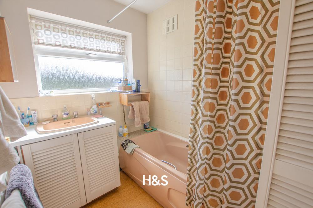 57 station road - bathroom.jpg
