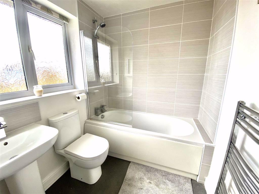 Bathroom (rear)