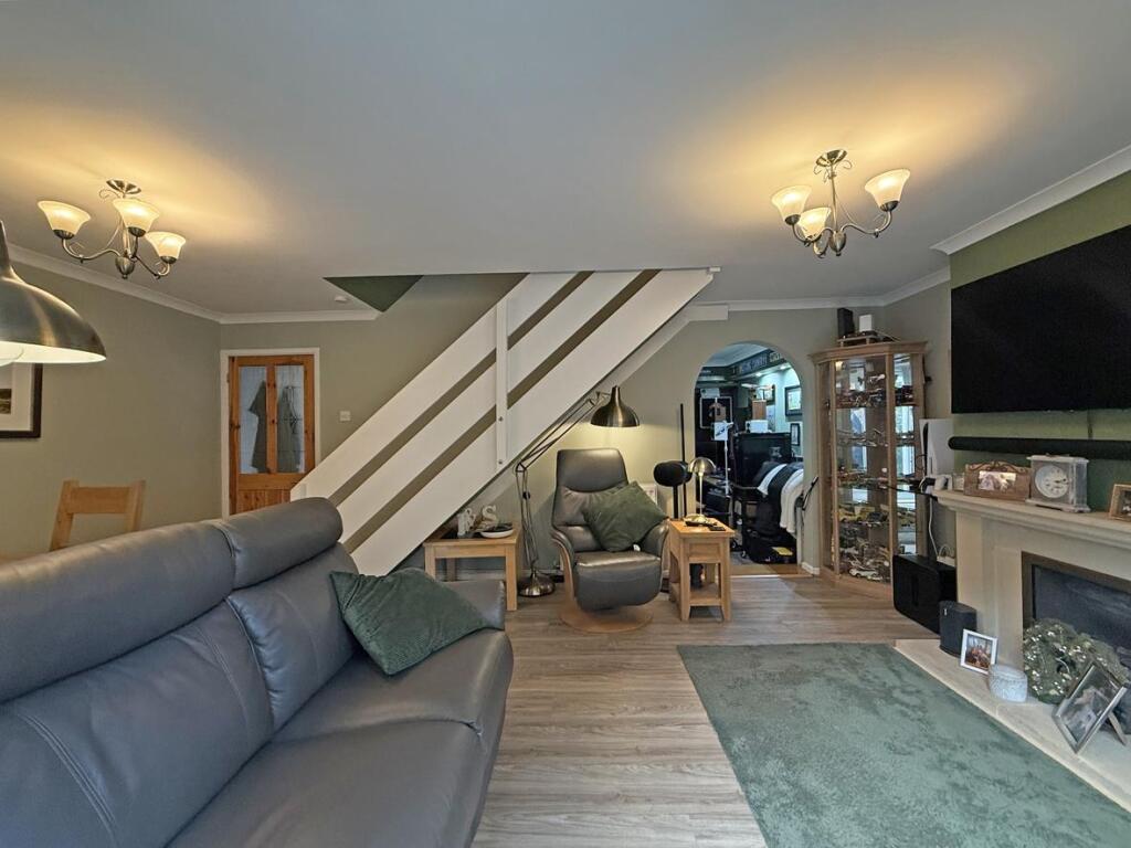 Edwards Close 27 - Lounge 4...jpg