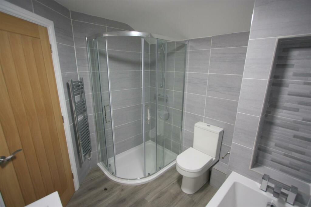 3 Lower Barn Court Bathroom