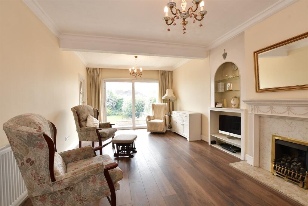 Lounge/Dining Room