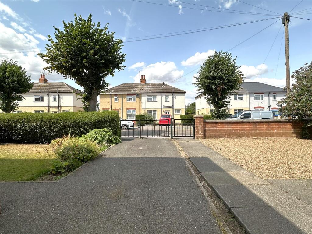 Shared Gated Driveway 931