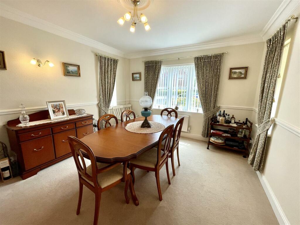 DINING ROOM.jpeg