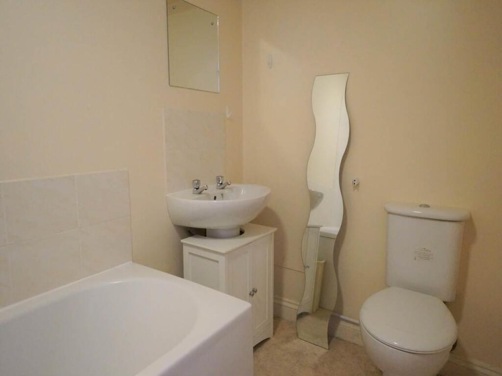 3Ebenezer_bathroom.jpg