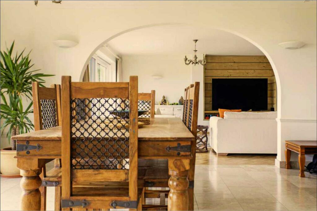8. Dining Room.jpg