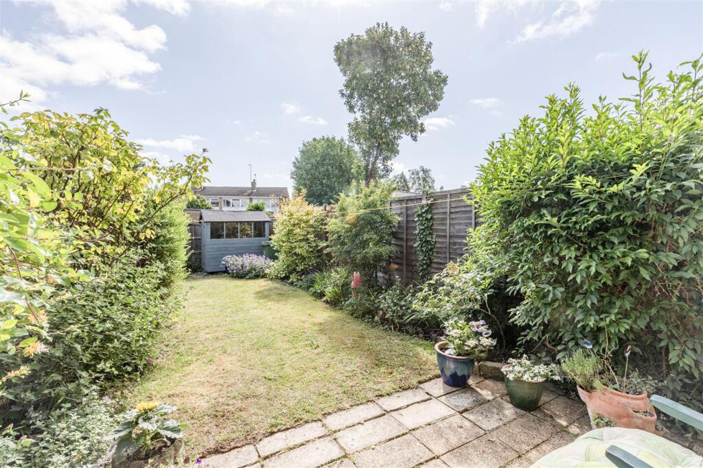 4 Digby Way, Byfleet - 12.jpg