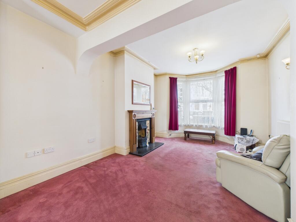 LOUNGE/DINING ROOM