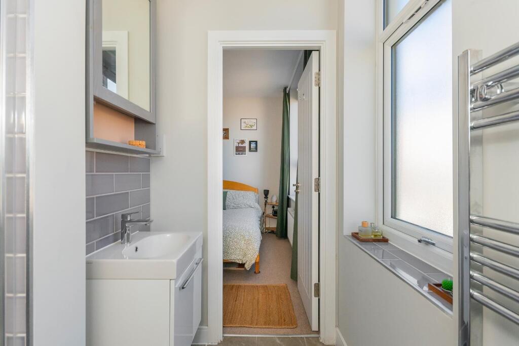 1B4RTN - Ensuite A.jpg