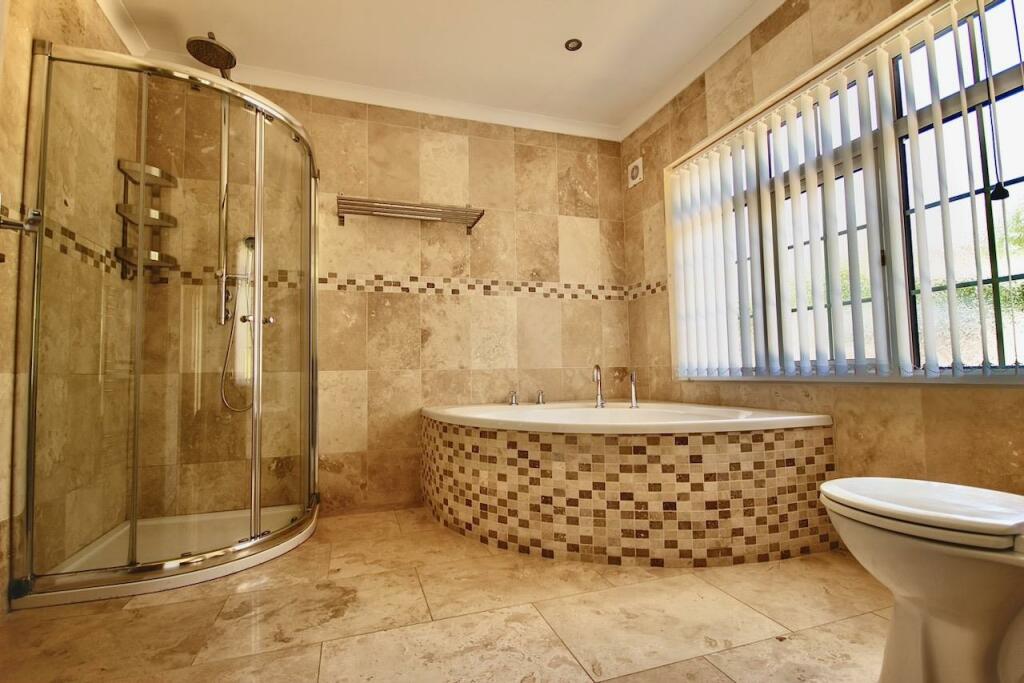 ENSUITE BATHROOM