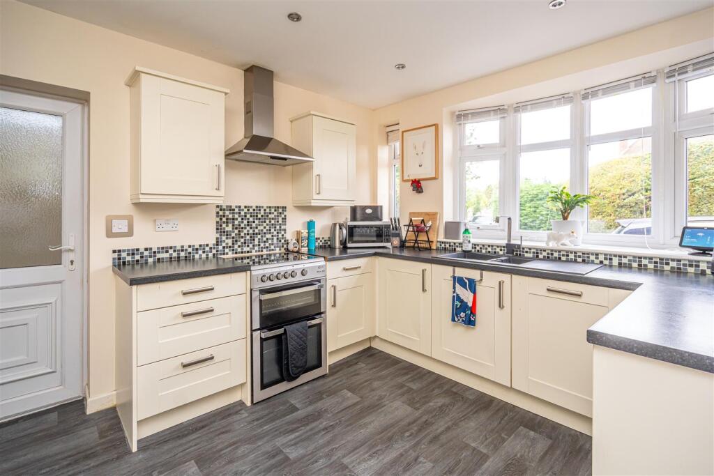 6 Palmers Way (10).jpg