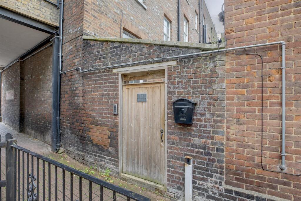 Flat 1, 27 High Street, HP11 2AG-12.jpg