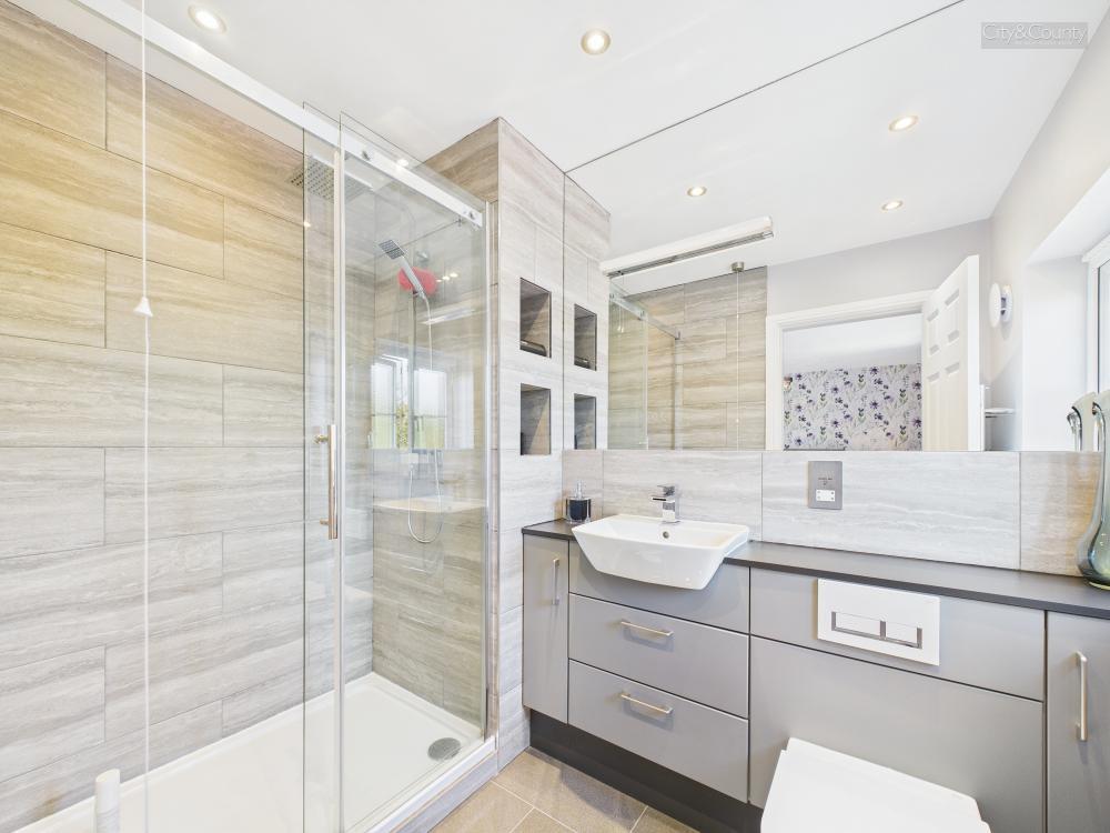 En-Suite To Master Bedroom