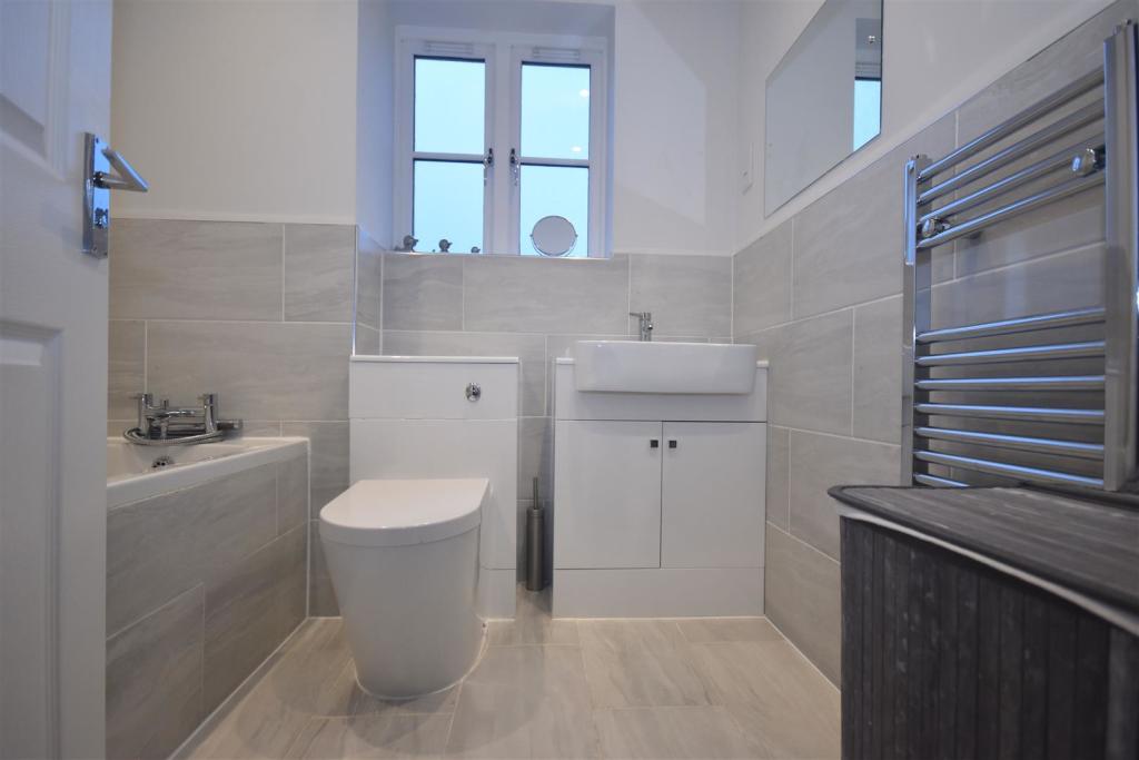 family bathroom.jpg