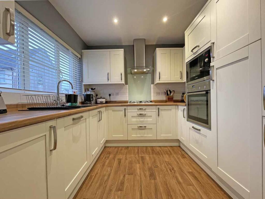 Temeraire Road 57 Kitchen 1.jpg