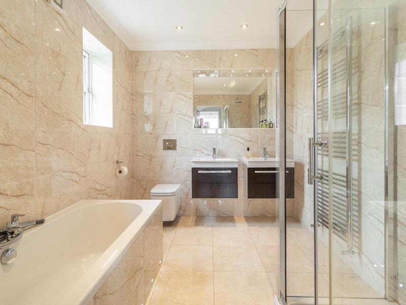 14Ensuite 1a.jpg