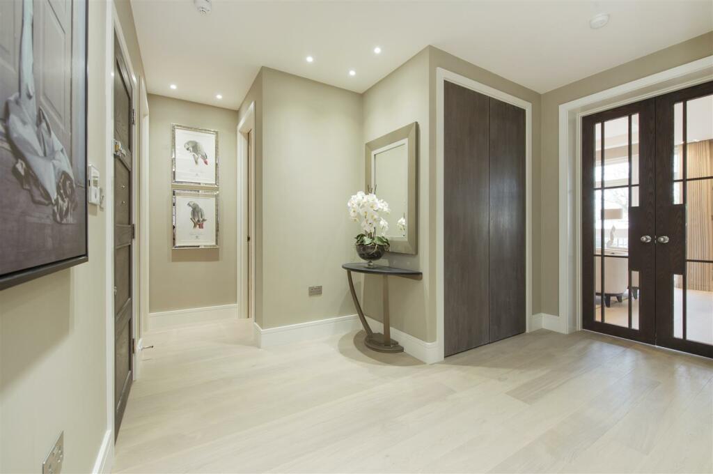 Flat D LHR hallway.jpg
