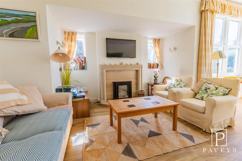 SITTING/DINING ROOM