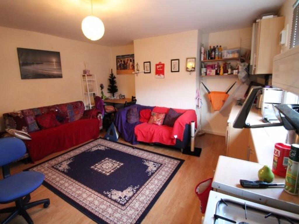 A welcoming and well-maintained living room fea...