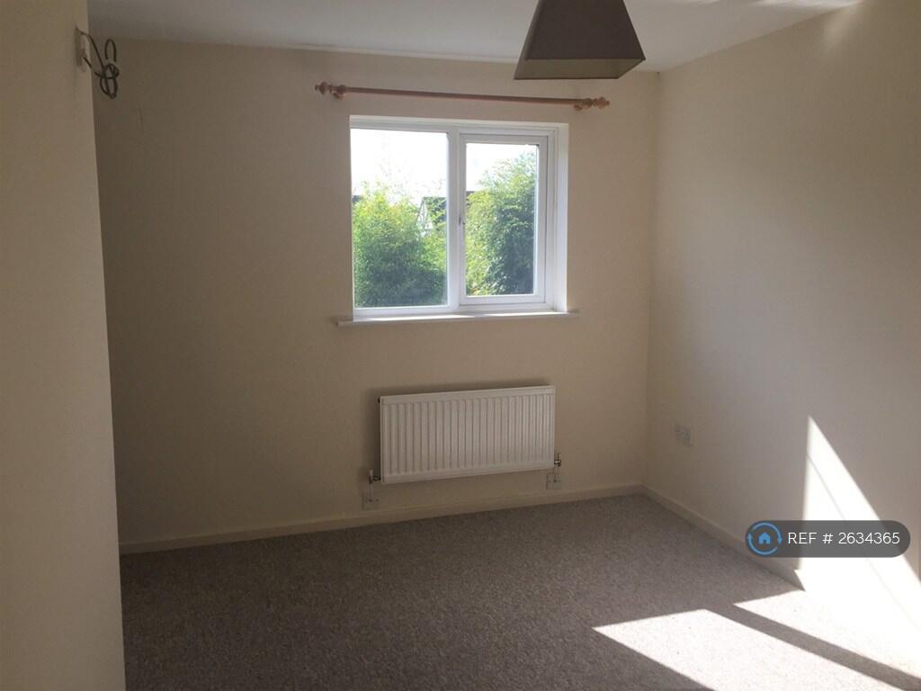 Double Bedroom With Fitted Wardrobe 