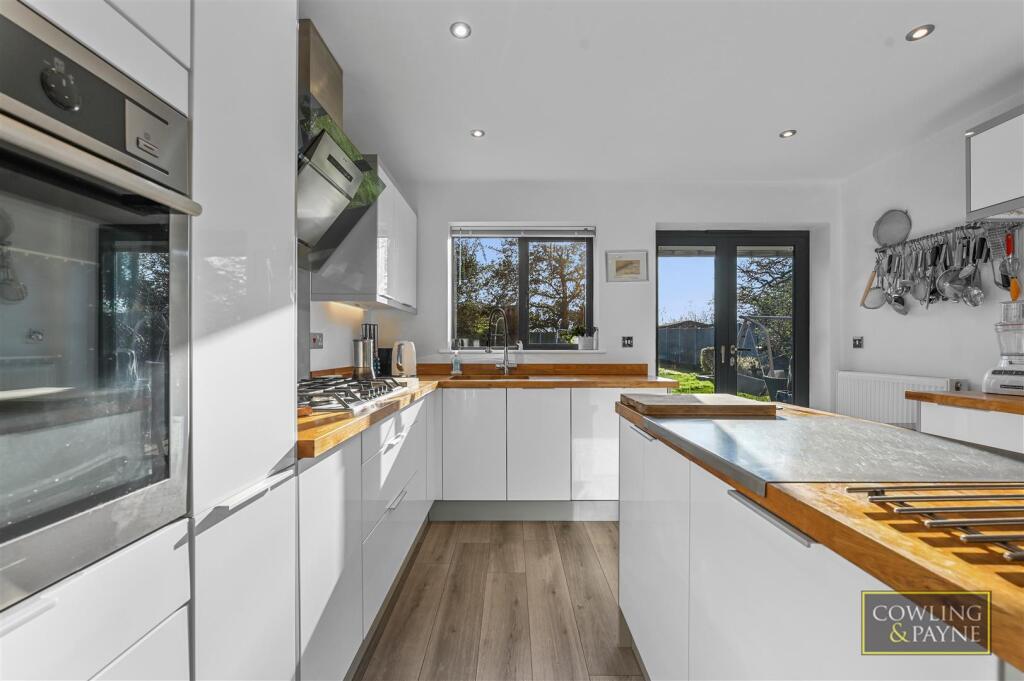 KITCHEN WITH BREAKFAST BAR