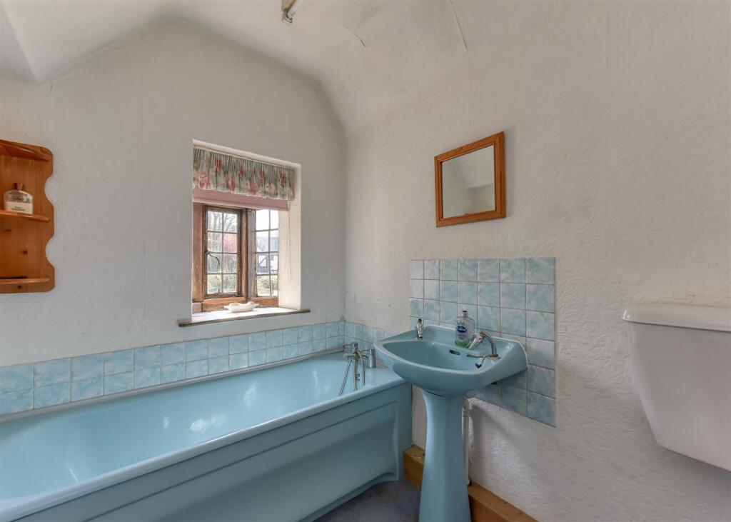 40 Castlecroft Gardens-bathroom.jpg