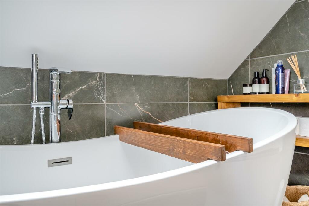 8593312-interior34.jpg
