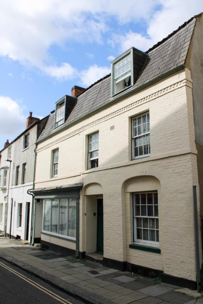 Mums flat pics - front.jpg