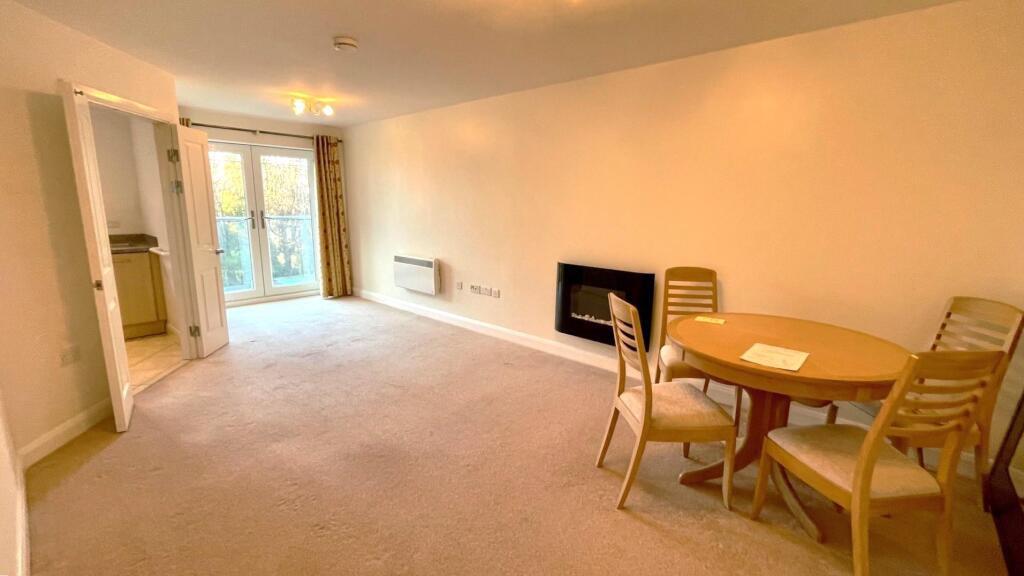 LOUNGE/ DINING AREA