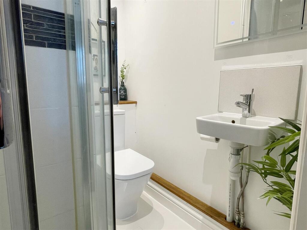 En Suite 2.JPG