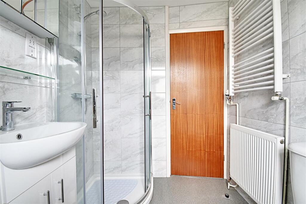 Bathroom 2.jpg
