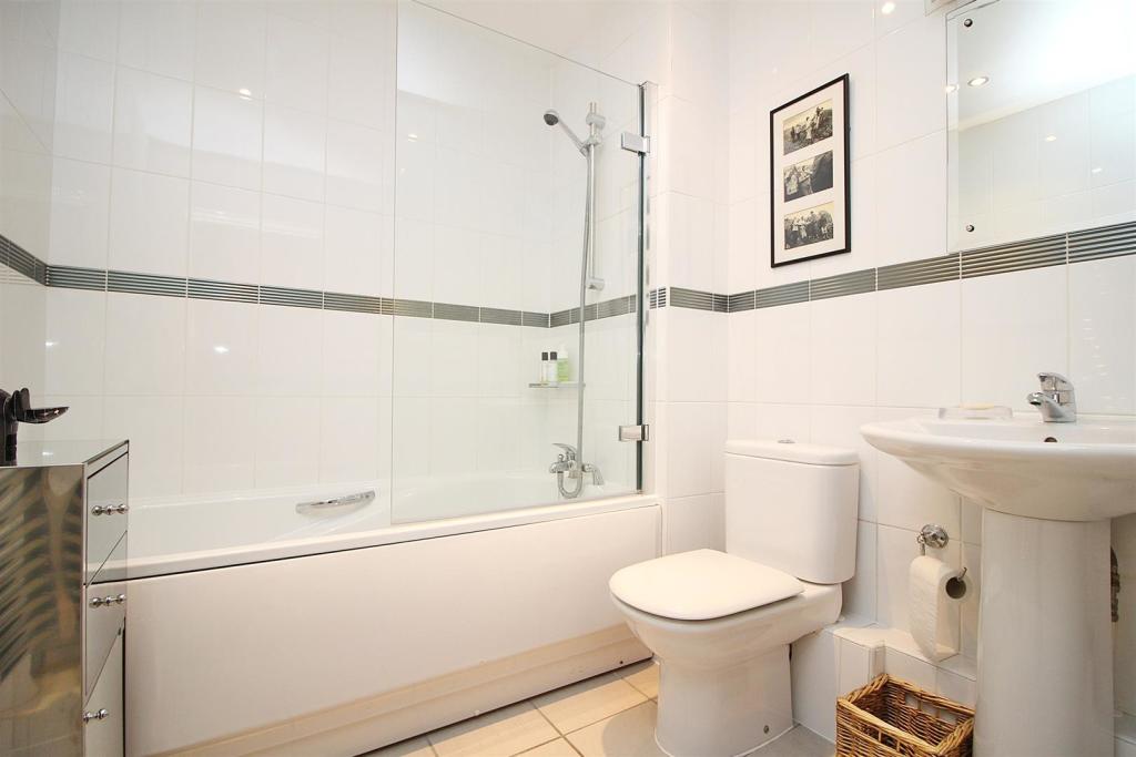 Bathroom.JPG