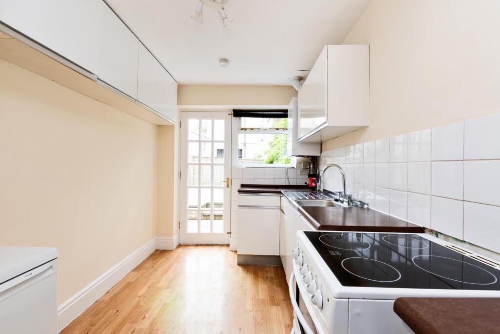 Flat, 3 Russell Street, Bath BA1 2GF-11.jpg