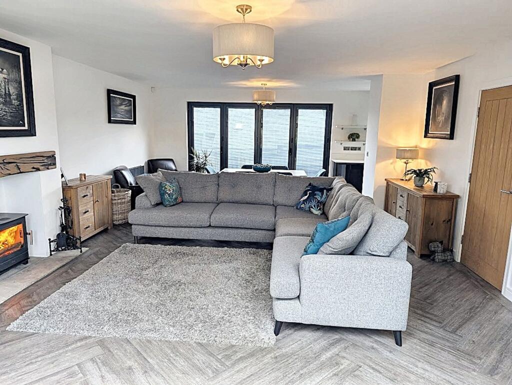 OPEN PLAN DINING KITCHEN AND FAMILY ROOM