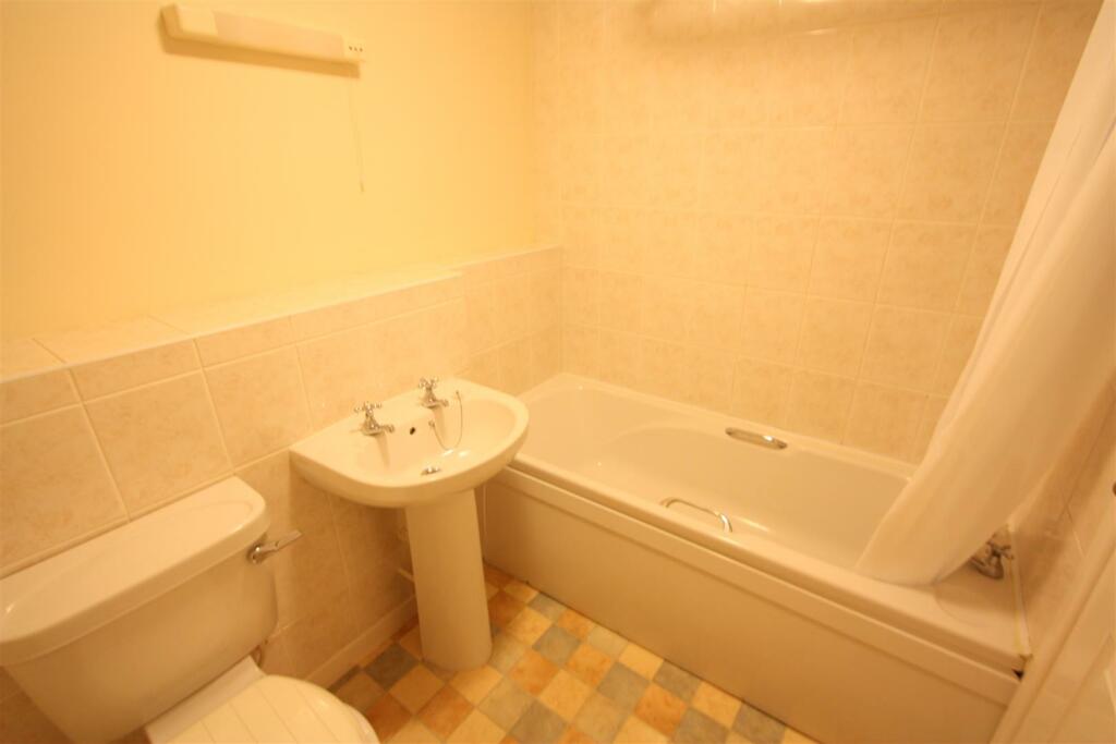 5 Grovewood Court Bathroom