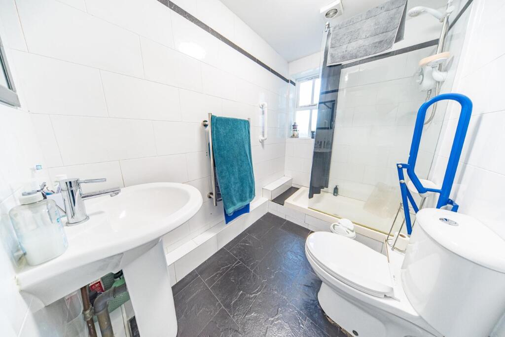 Flat 8 Derby Street shower room.jpg