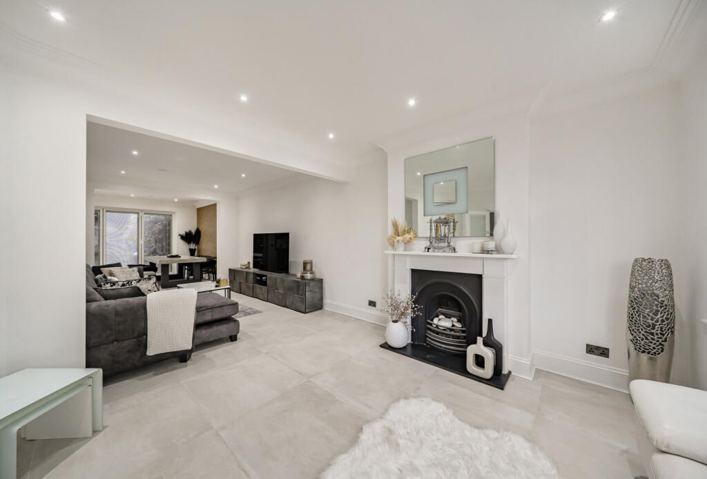 1371185-2-690a366...