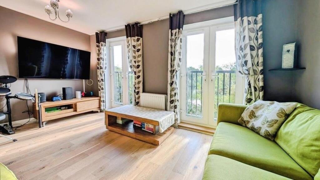 37 Hollybrook lounge b.jpg