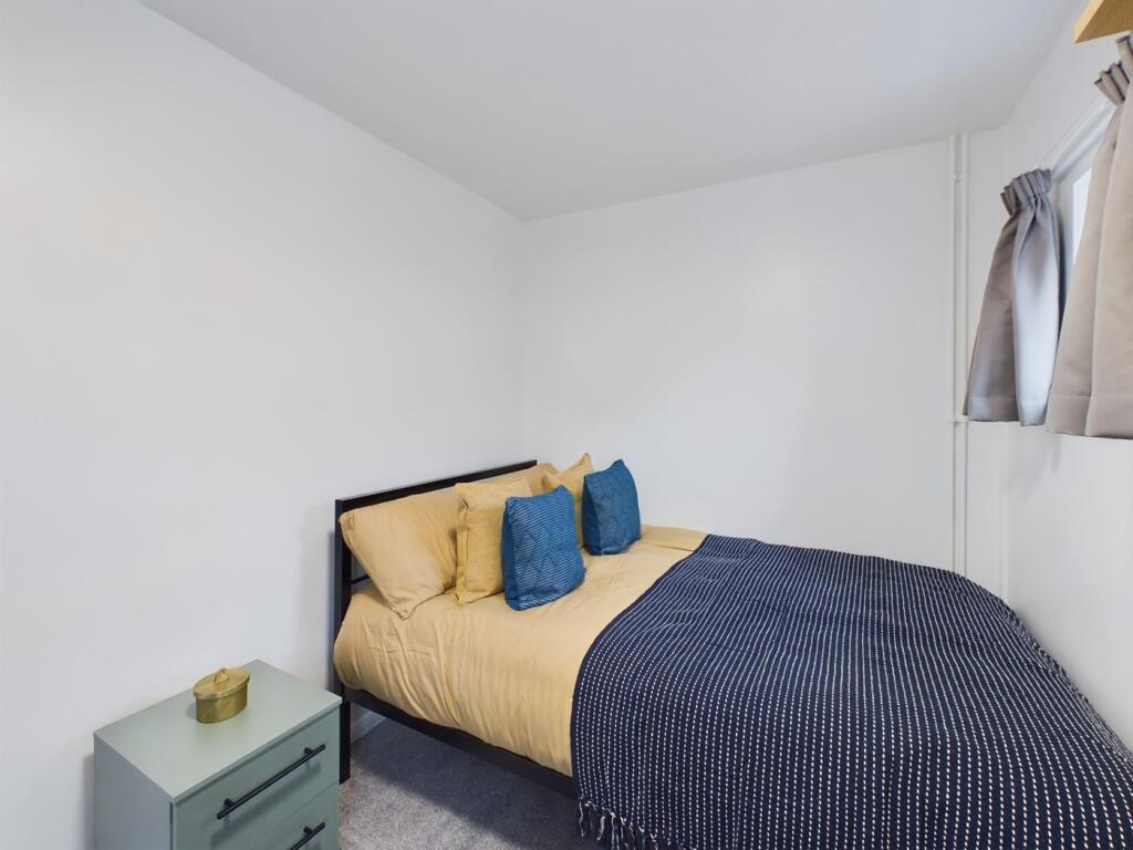 A cozy and inviting double bedroom featuring a ...
