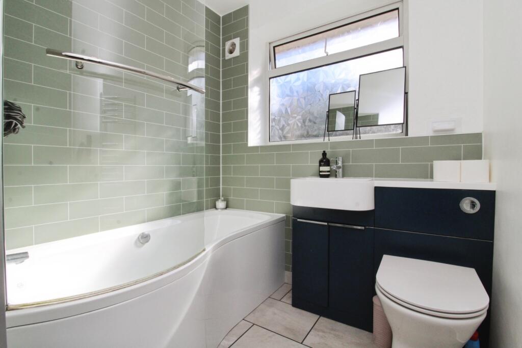 pbox-bathroom-338935.JPG