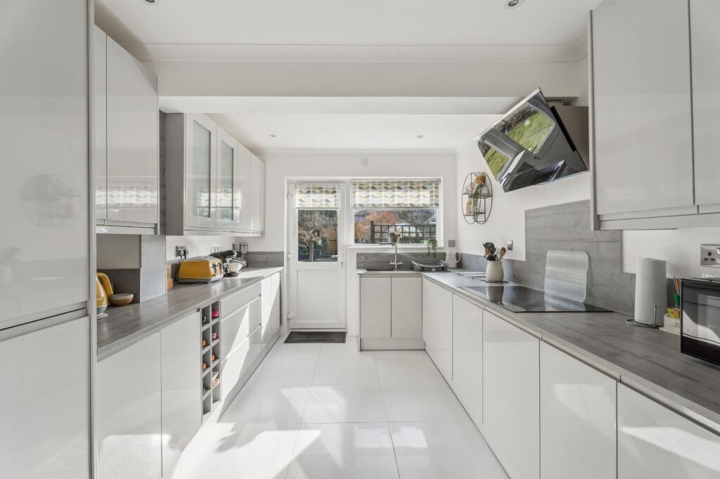 Fully fitted kitchen